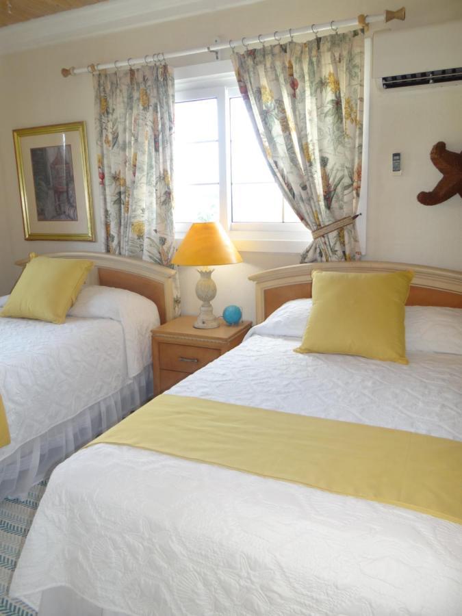 Rollezz Villas Beach Resort Old Bight 外观 照片